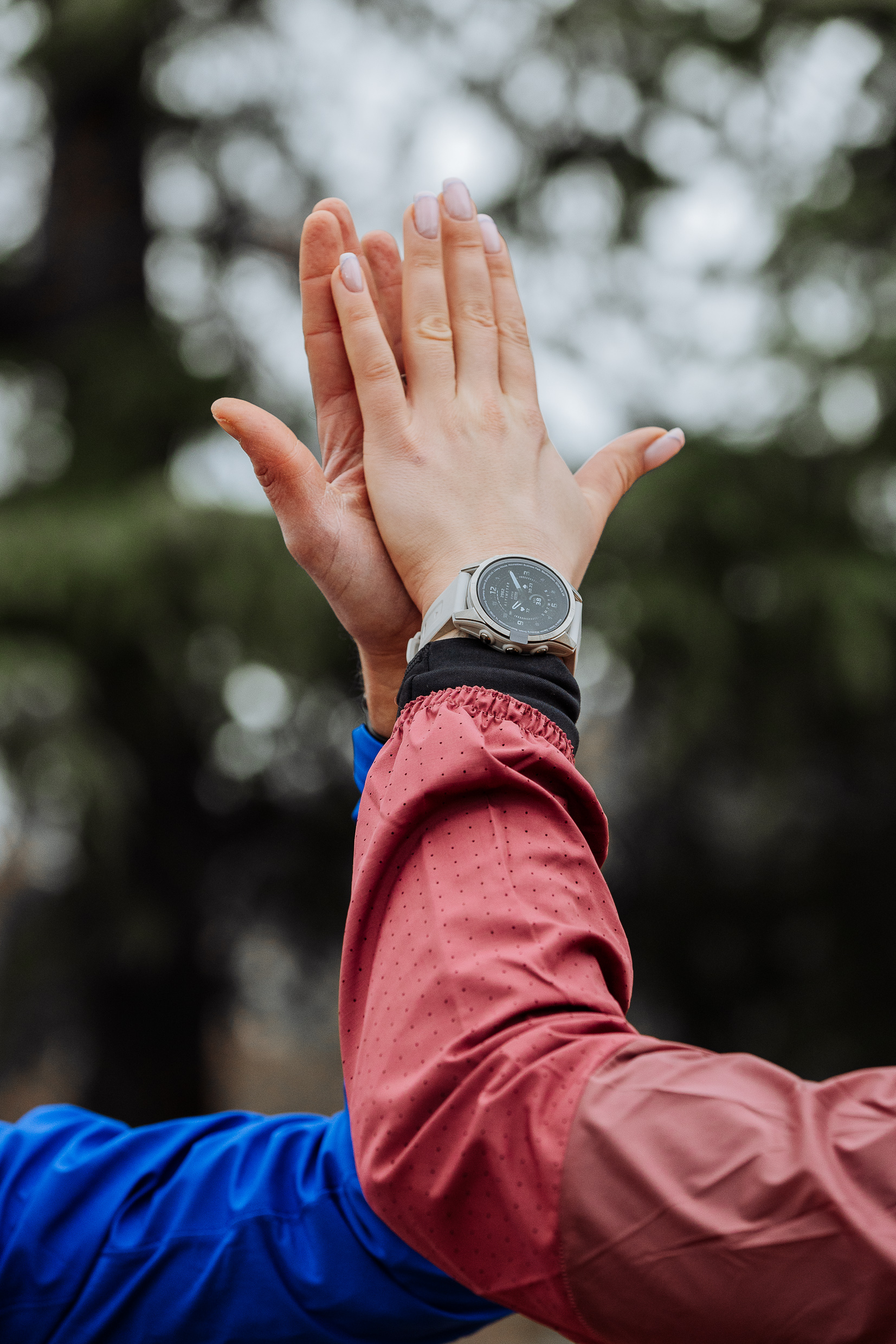 Un homme et une femme se tapent dans la main, la femme porte une montre