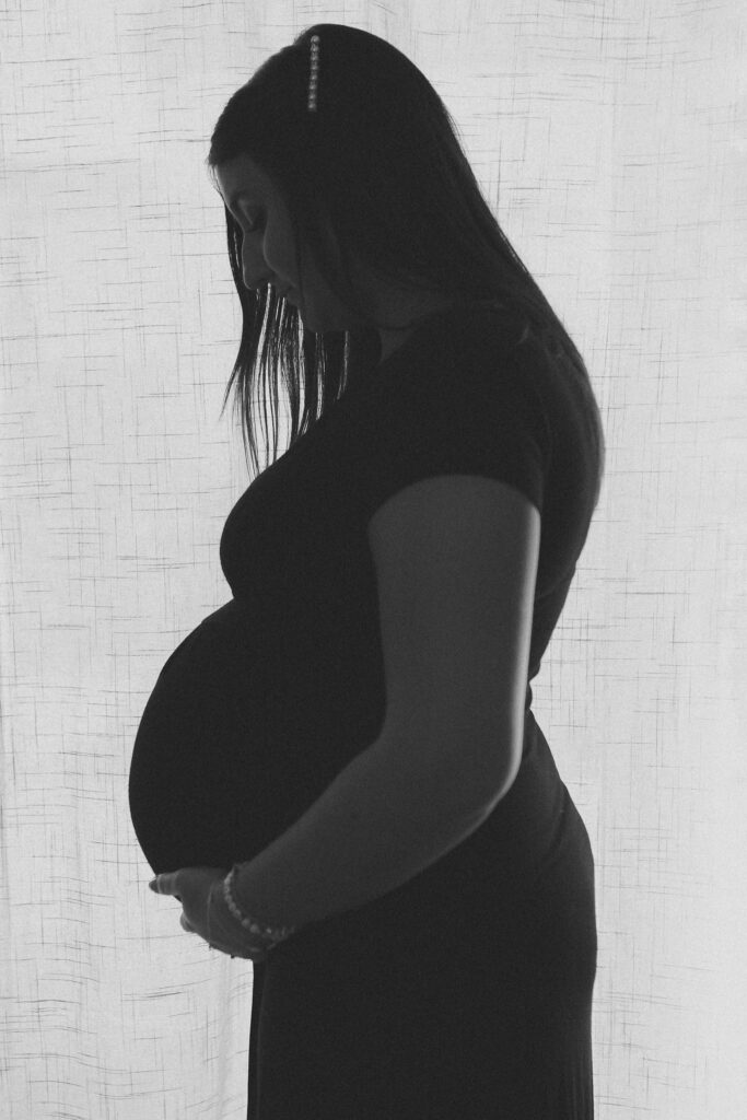 femme enceinte en noir et blanc de profila