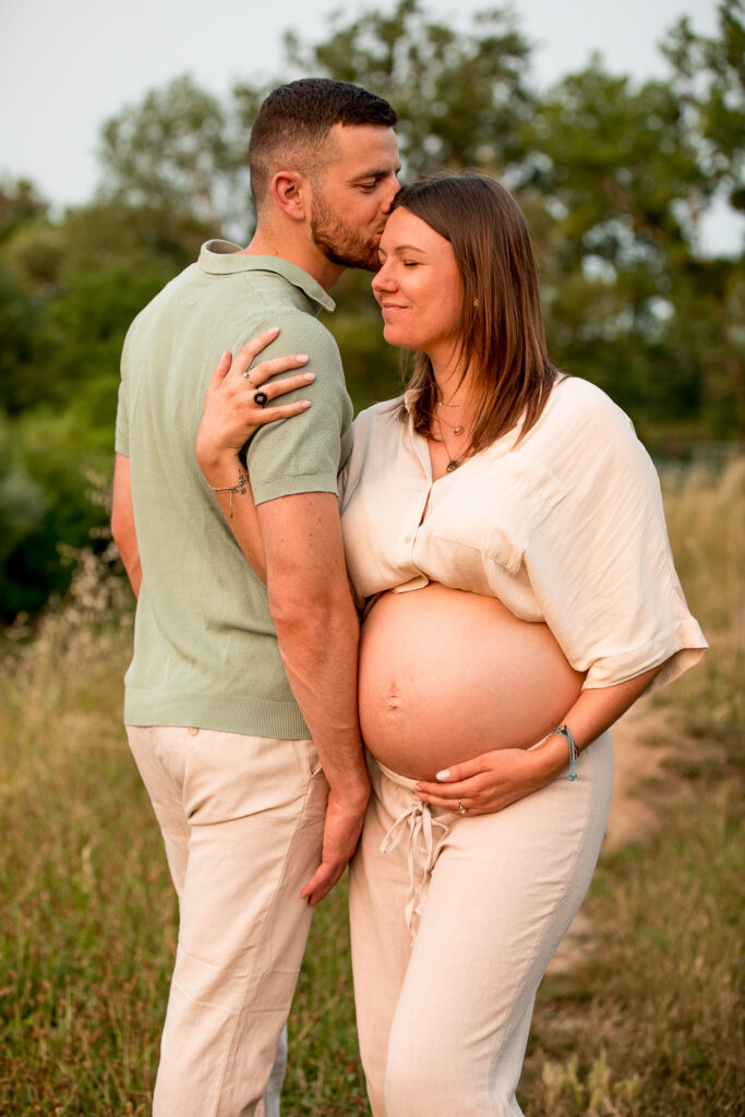 couple avec femme enceinte qui s'enlace