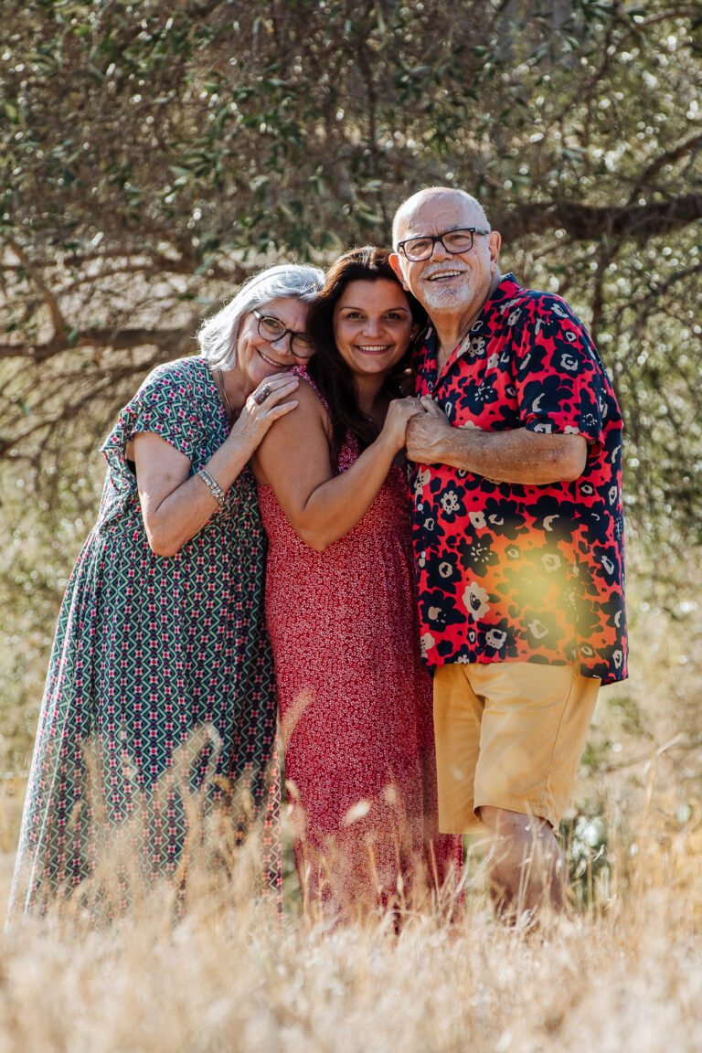 grand pere, grand mere et petit enfant se font un calin