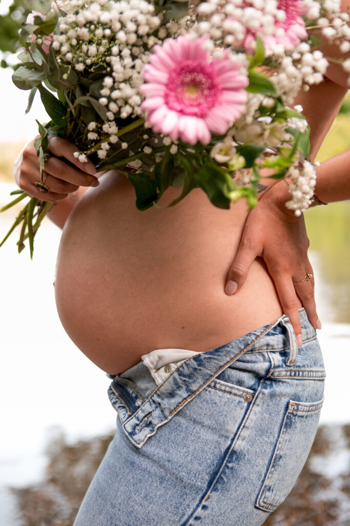 ventre rond de femme enceinte avec des fleurs